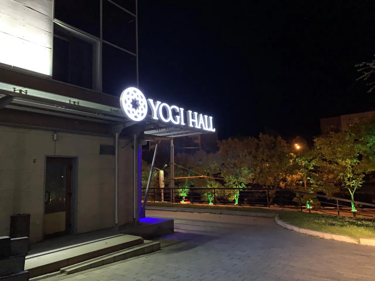 Yogi Hall · световая вывеска
