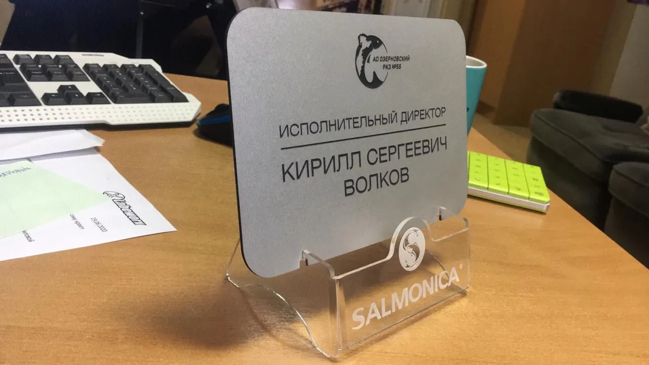 Инфостенды и настольные таблички — фотография проекта Labeworx
